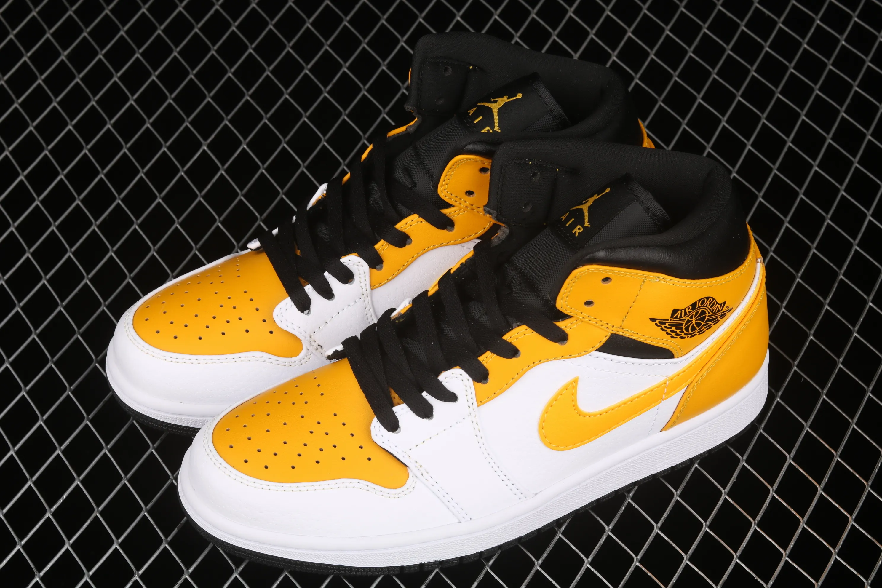 All categories Air Jordan Jordan series basketball shoes Air Jordan 1 Mid Air Jordan 1 Mid AJ1 Joe 1 white and yellow Zhongbang basketball shoes 554724-170